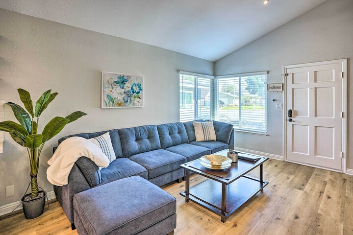 Sunny Orange County Abode w / Fire Pit & Backyard!