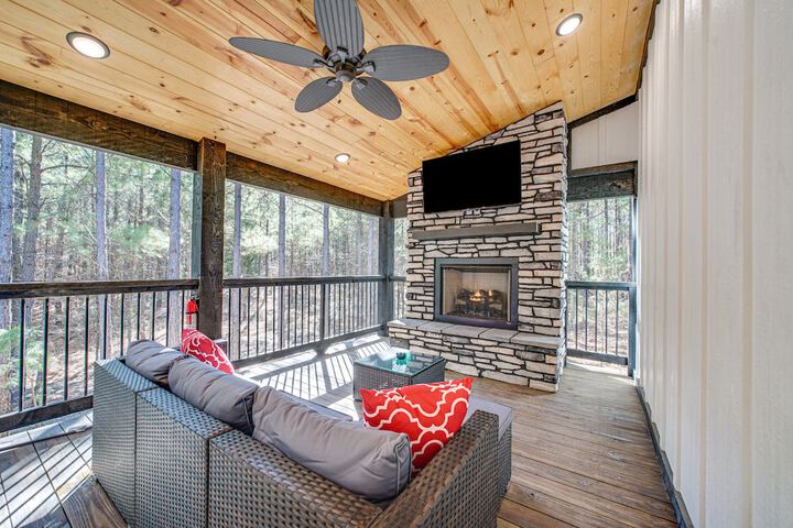 Near New Casino: Broken Bow Cabin w / Hot Tub