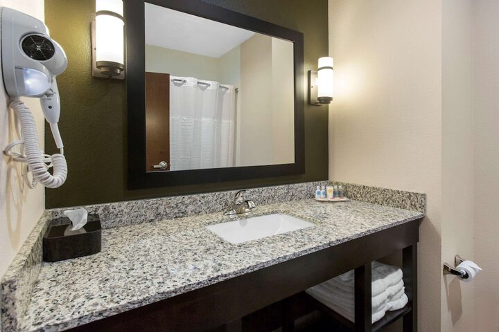 Comfort Inn & Suites Moore - Oklahoma City