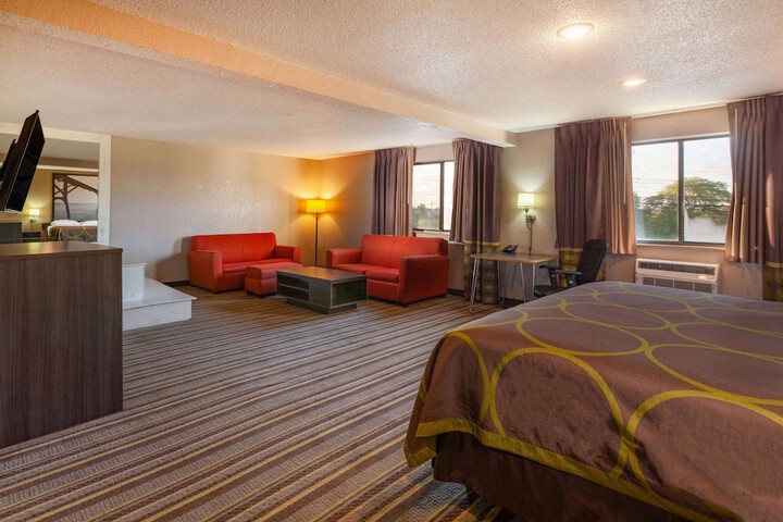 Super 8 by Wyndham Roseville / Detroit Area