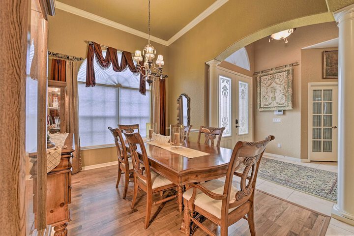 Elegant Valrico Home 15 Mi to Downtown Tampa!