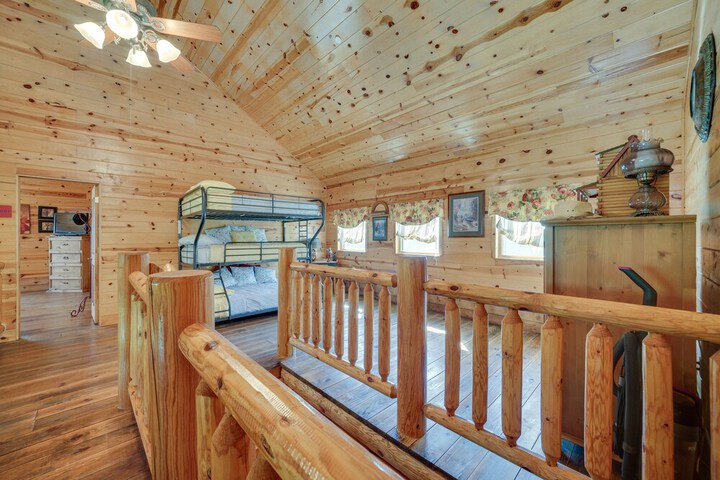 Secluded Broken Bow Cabin w / Fire Pit and Deck!