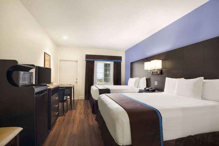 Days Inn & Suites by Wyndham Galveston West / Seawall