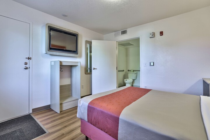 Room 15 of 37