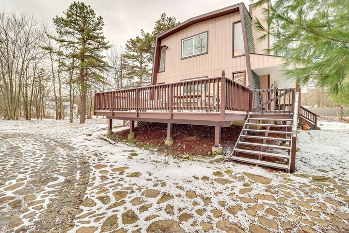 Family Home in Long Pond w / Fire Pit & Lake Access