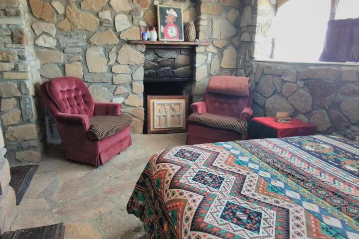 La loma del chivo Llc Stone Cottage alternative building