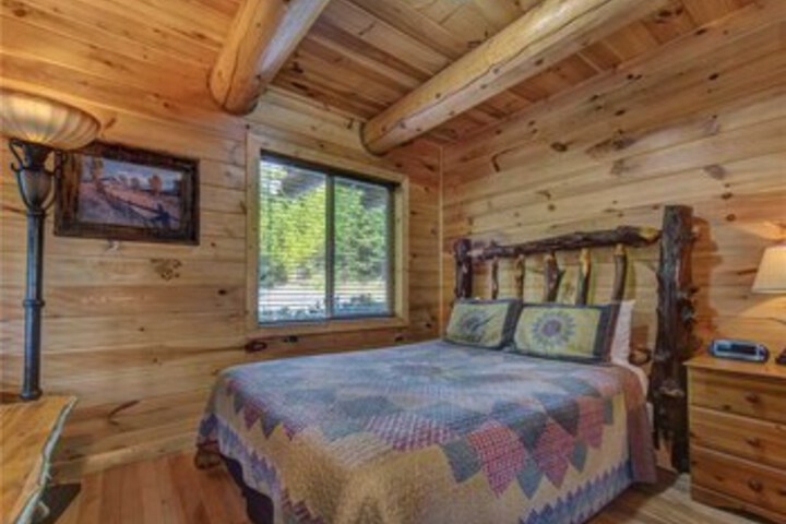 Longwalker Lodge 3 Bedrooms, Hot Tub, Game Room, Sleeps 9