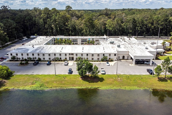 Cottonwood Suites Savannah Hotel & Conference Center