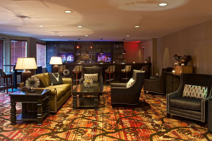 Lounge 22 of 24