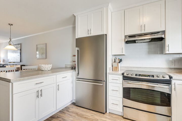 Ocean Isle Beach Condo w / Balcony: Steps to Shore!