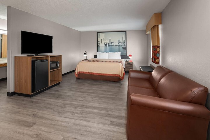 Super 8 by Wyndham Kent / Akron Area