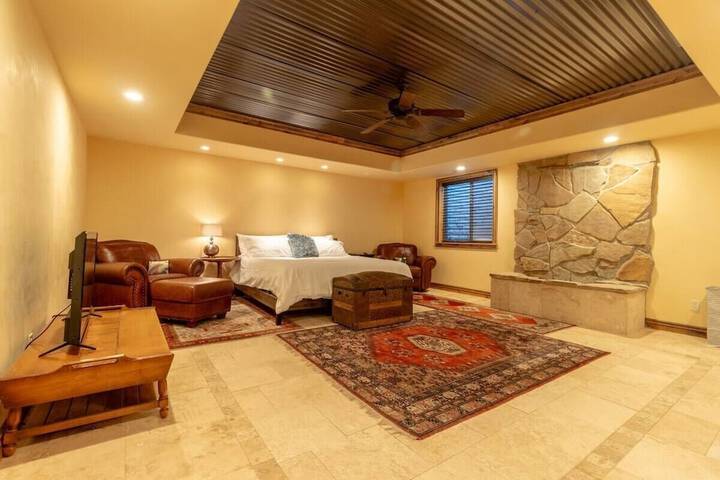 14 Guests 5BR 2BA Game room and Living