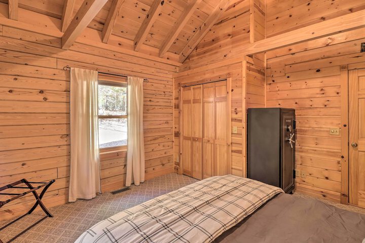 serenity Woods Cabin w / Hot Tub & Fire Pit