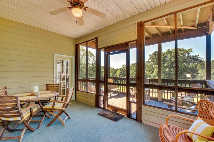 Balcony & Golf Course View! Condo at Kingwood
