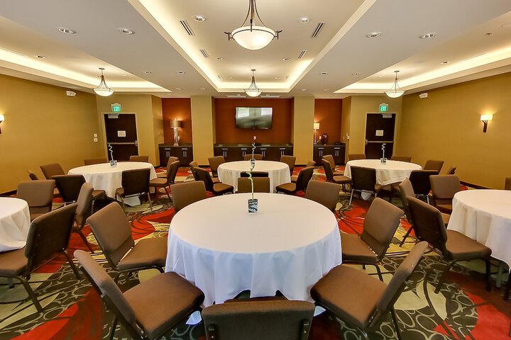 Holiday Inn Express & Suites Plymouth - Ann Arbor Area by IHG