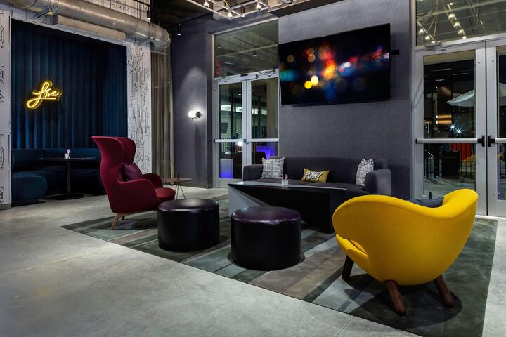 Lounge 32 of 40