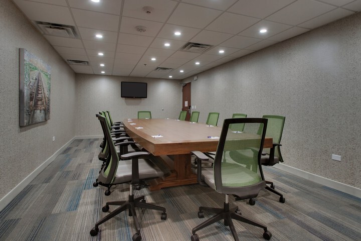 Holiday Inn Express & Suites Aurora - Naperville by IHG