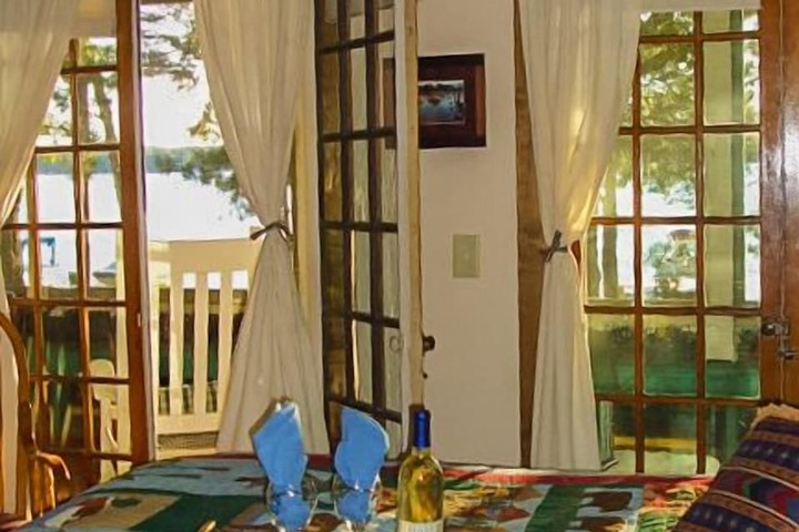 Lake Ripley Lodge w Lake Front Rooms Grand Porch, Kayaks & Paddleboard