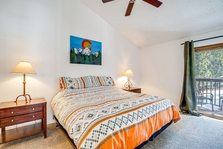 Woodland Park Chalet w / Deck Grill & Mtn Views!