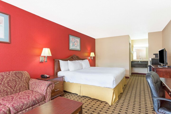 Room 9 of 18