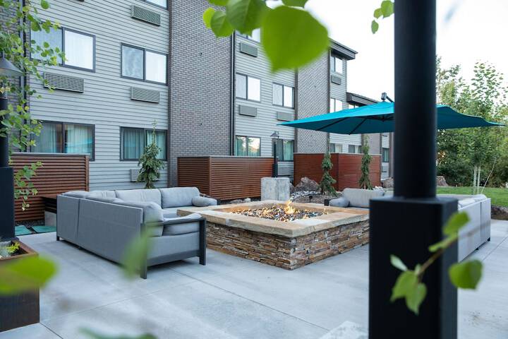 Hotel Exterior 60 of 65