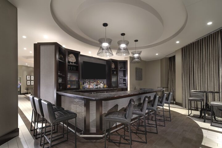 Lounge 43 of 46