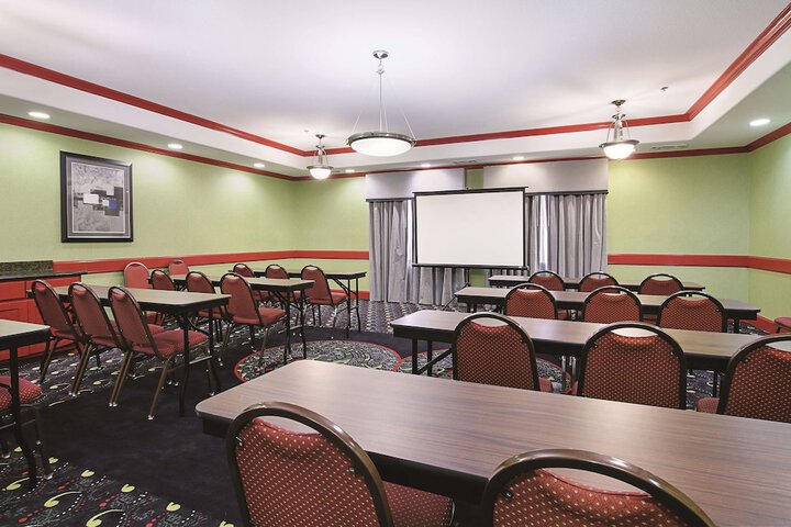 La Quinta Inn & Suites by Wyndham Dallas - Hutchins