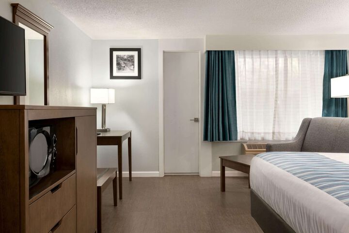 Room 33 of 46