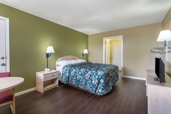 Room 7 of 33