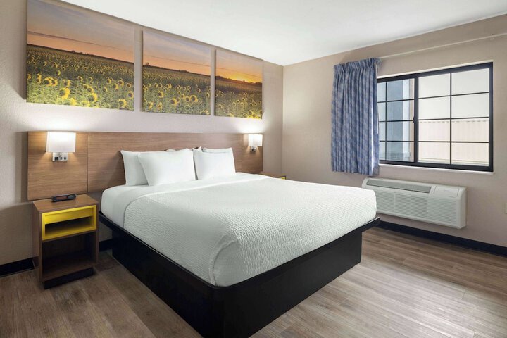 Days Inn & Suites by Wyndham Kokomo