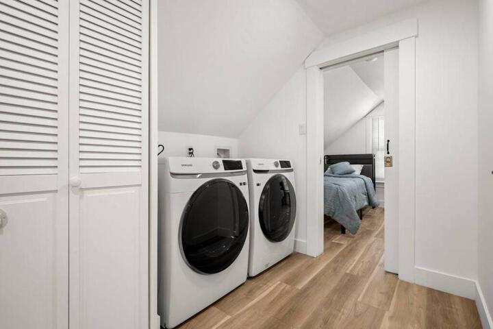 NYC Access 4BR Duplex Sleeps 10 Free Parking