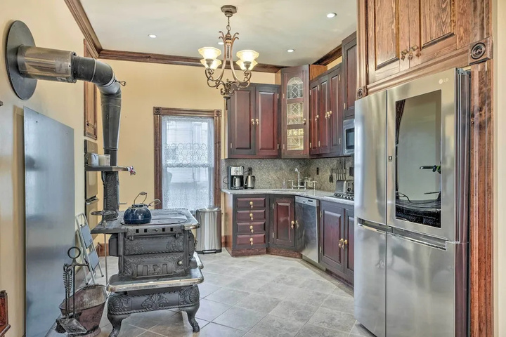 Downtown Lancaster French Victorian Gem!