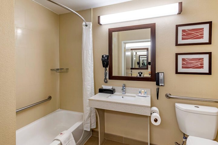 Comfort Inn & Suites near Six Flags