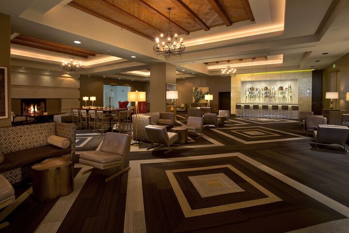 Lounge 28 of 35