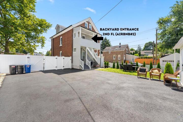 NYC Access 4BR Duplex Sleeps 10 Free Parking