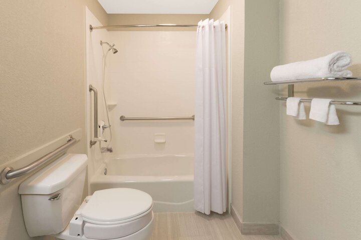 Room 6 of 16