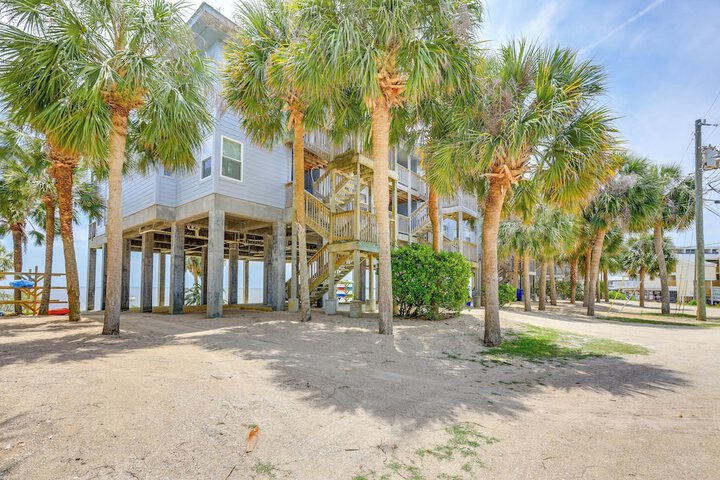 Beach & Pool Access at Condo on Cedar Key!