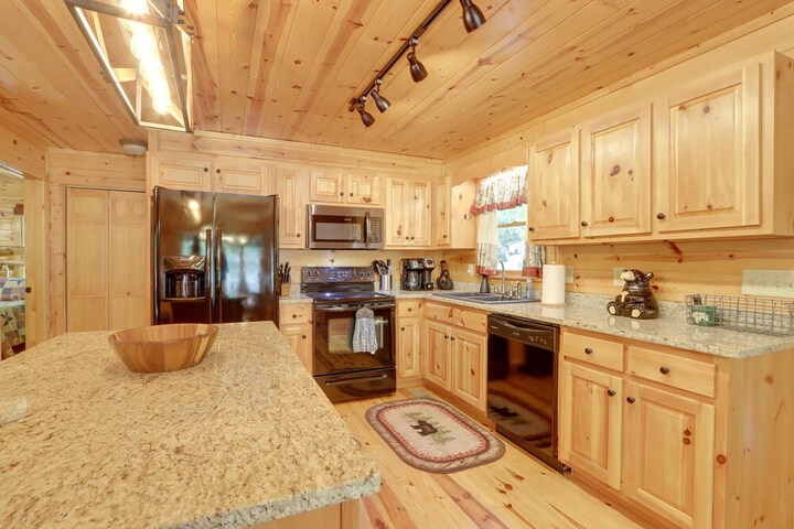 Private Ellijay Cabin w / Hot Tub & Amenities!