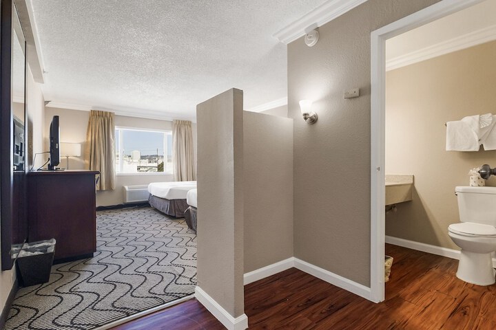 Room 11 of 34