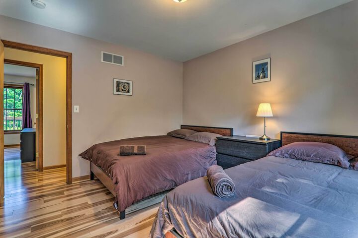 Poconos Retreat w / Game Room Hot Tub, & Sauna!