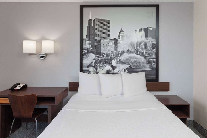 Super 8 by Wyndham Romeoville Bolingbrook