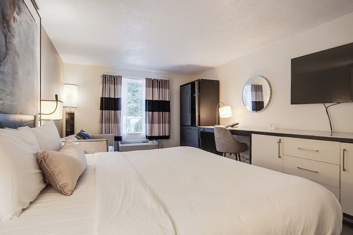 Cottonwood Suites Savannah Hotel & Conference Center