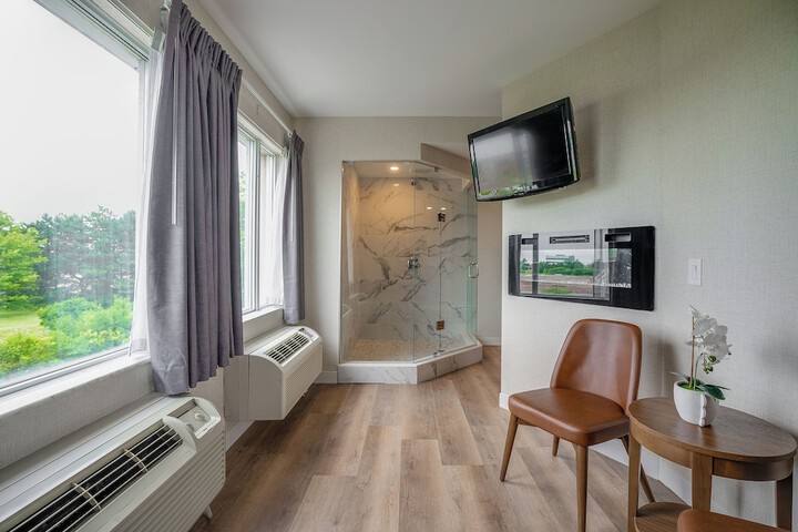 Monte Carlo Inn Oakville Suites