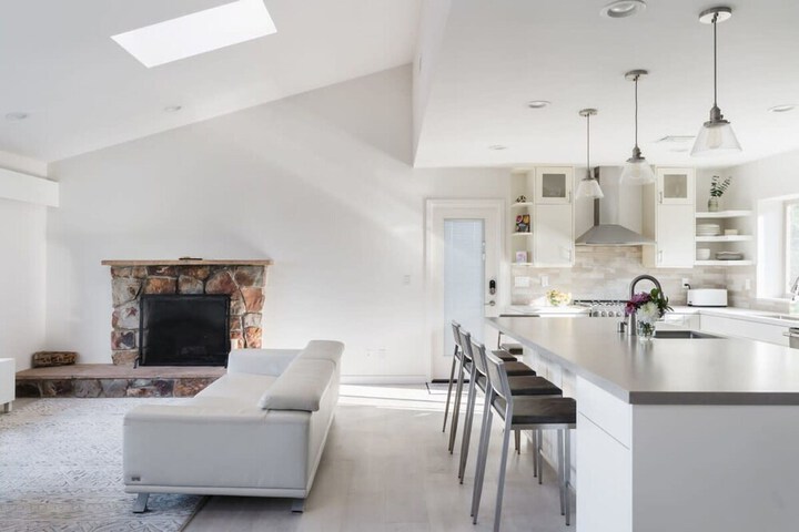 Spacious and Bright 5-bedroom Oasis Pool and Yard