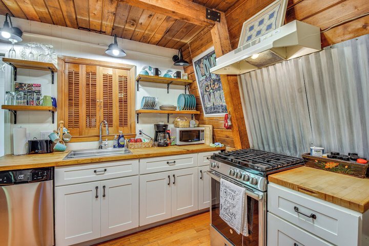Pet-friendly Lavonia Cabin Walk to Lake Hartwell!