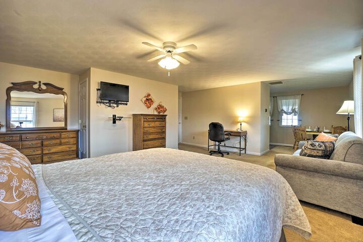 Delightful Tipp City Unit w / Covered Patio!