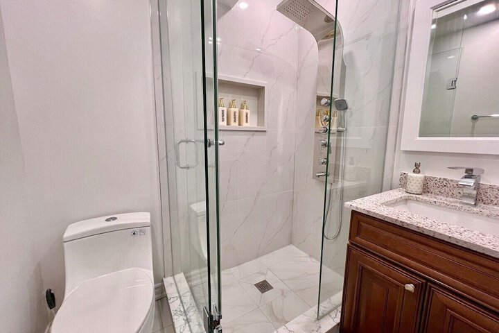 Cozy Home Near Transit & Hillcrest Mall with Free Parking