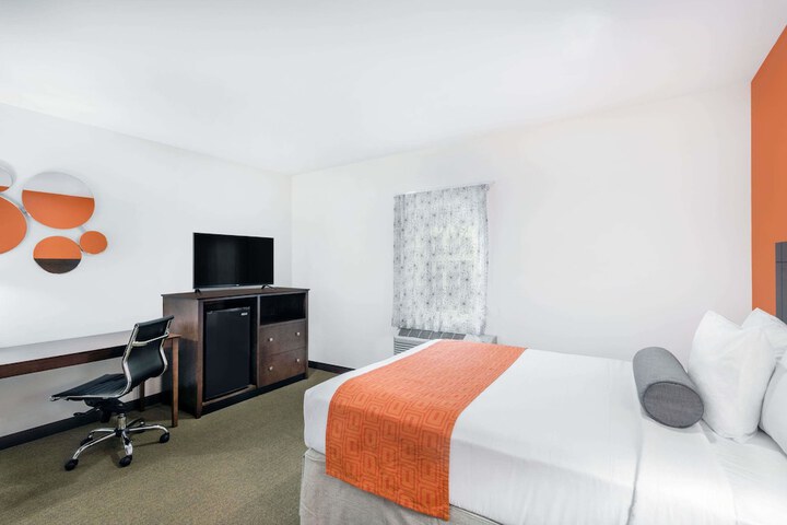 Howard Johnson by Wyndham Quincy / Boston
