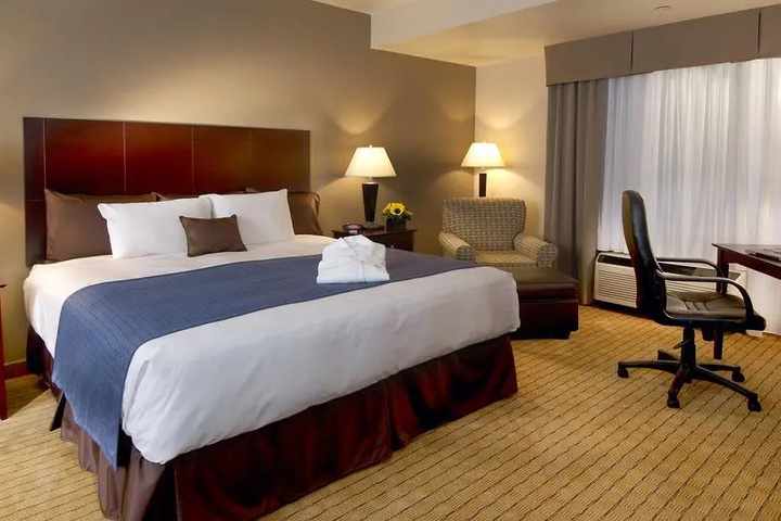 NICHOLS VILLAGE HOTEL AND SPA