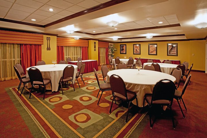 Ballroom/Hall 44 of 45